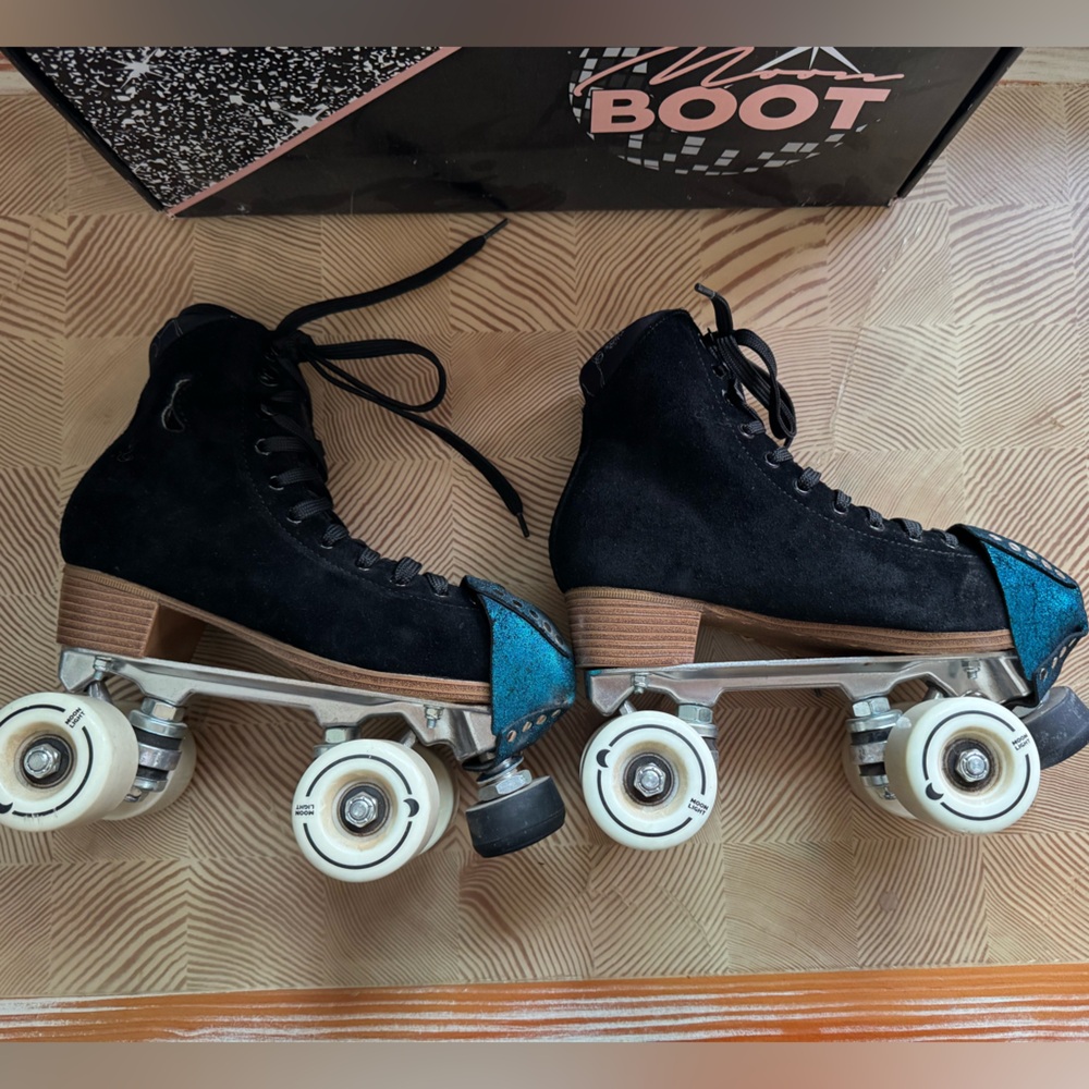 Black and Teal Roller Skates - Picture 8 of 9